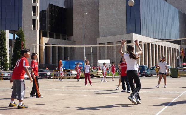 Varios jóvenes practican vóleibol.