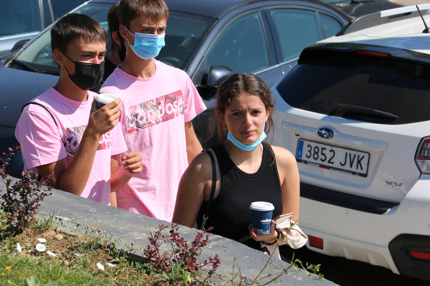 Imagen curiosa la vivida este jueves en el Palacio de Exposiciones donde ahora sí se nota más que nunca cómo es la hora de los jóvenes en una campaña que por primera vez baja de la franja de la mayoría de edad.