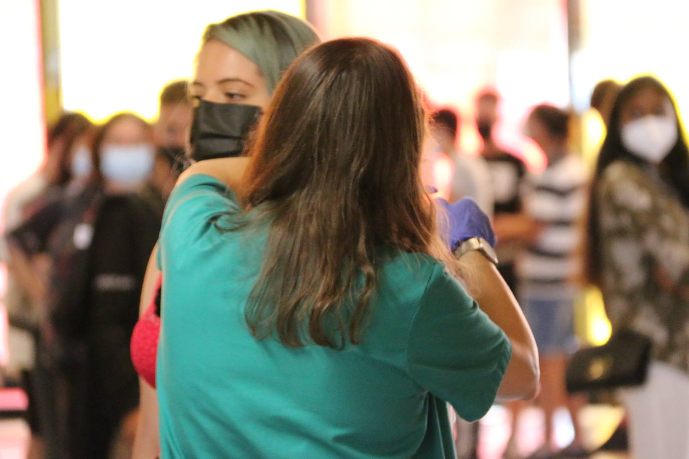 Imagen curiosa la vivida este jueves en el Palacio de Exposiciones donde ahora sí se nota más que nunca cómo es la hora de los jóvenes en una campaña que por primera vez baja de la franja de la mayoría de edad.