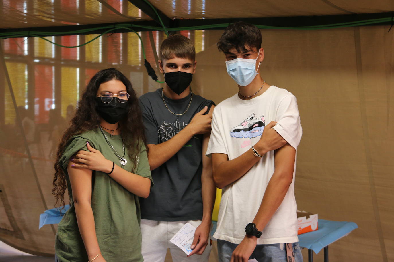 Imagen curiosa la vivida este jueves en el Palacio de Exposiciones donde ahora sí se nota más que nunca cómo es la hora de los jóvenes en una campaña que por primera vez baja de la franja de la mayoría de edad.