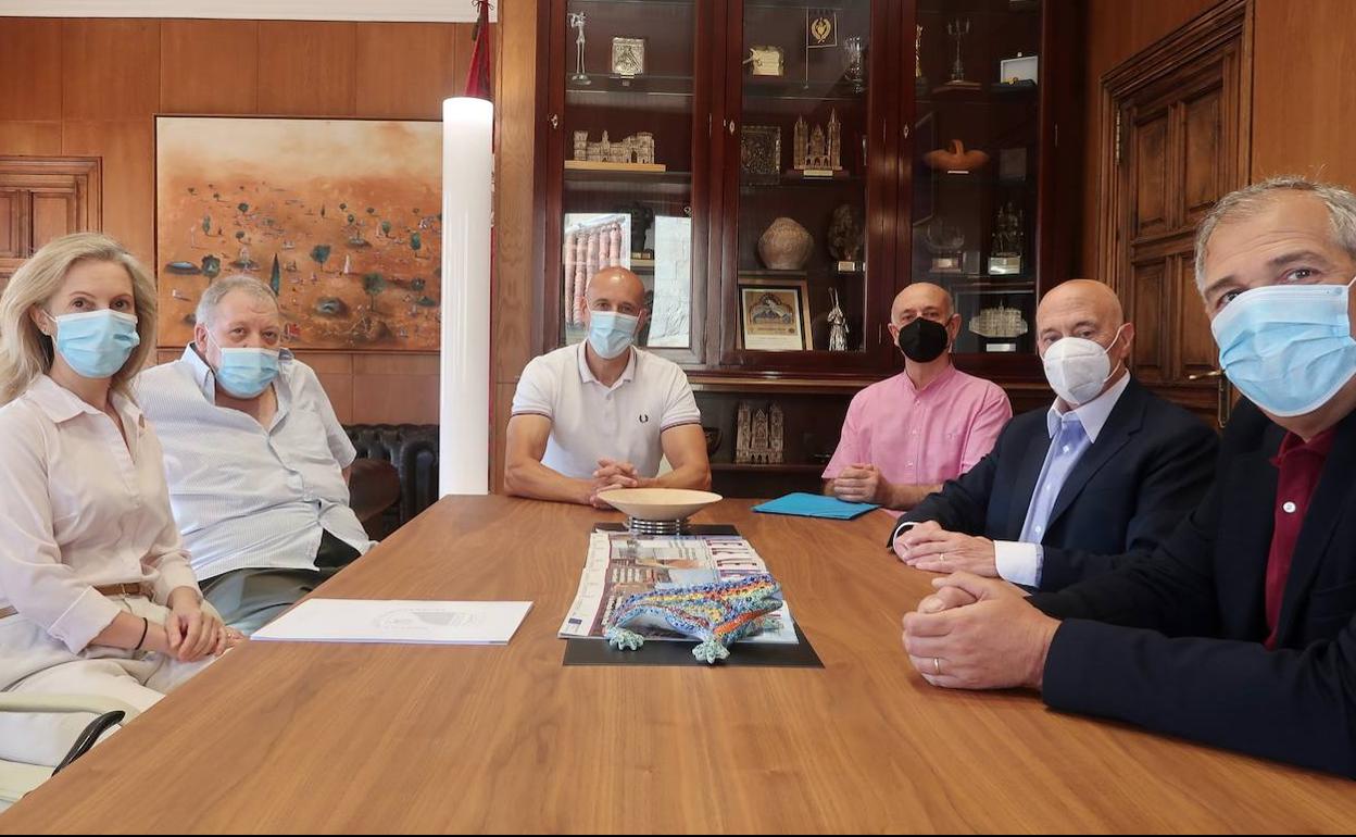 Imagen de la reunión mantenida en el Ayuntamiento de León. 