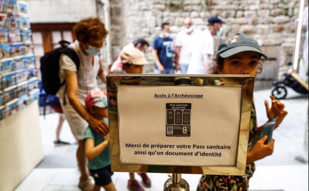 Aviso de la obligación de un pase sanitario para entrar en un museo en Mont-Saint-Michel, Francia.