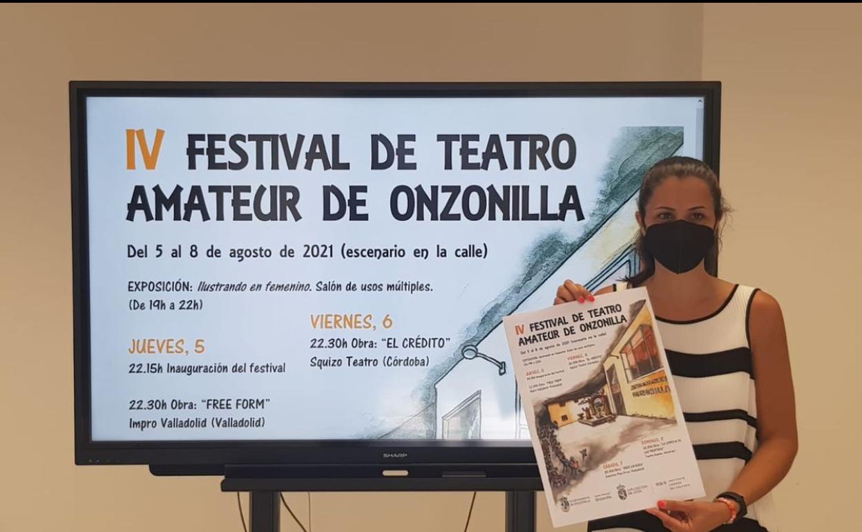 Diana García presentando el festival de teatro amateur de Onzonilla.