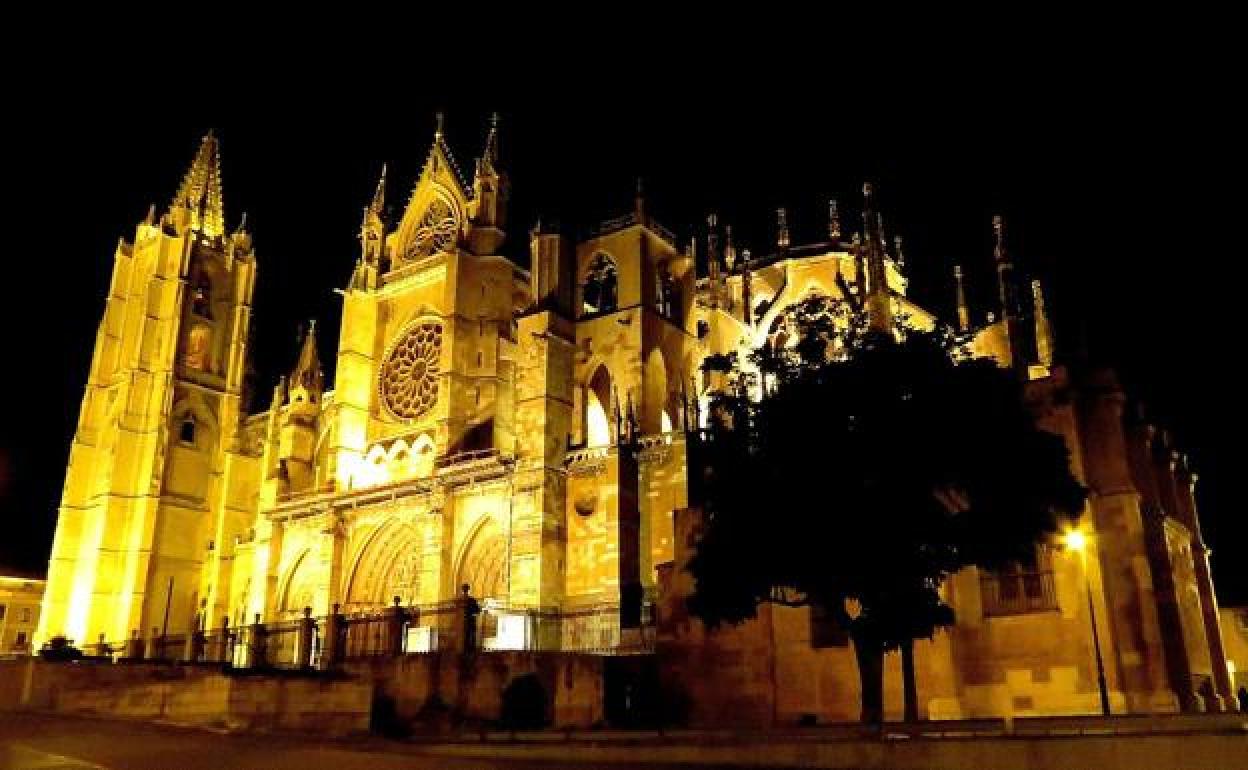 Medio año de espera y la Catedral de León sigue sin su color original a través de la iluminación láser