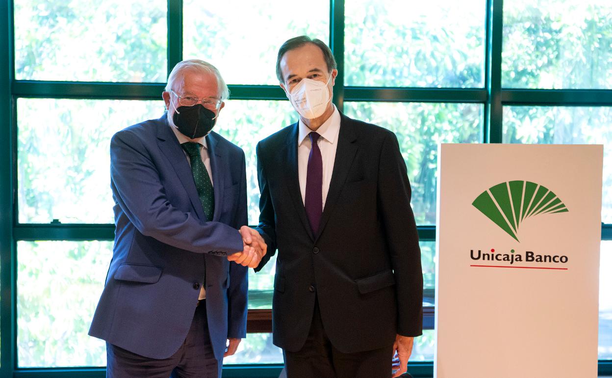 Manuel Azuaga, presidente de Unicaja, y Manuel Menéndez, consejero delegado de Liberbank. 