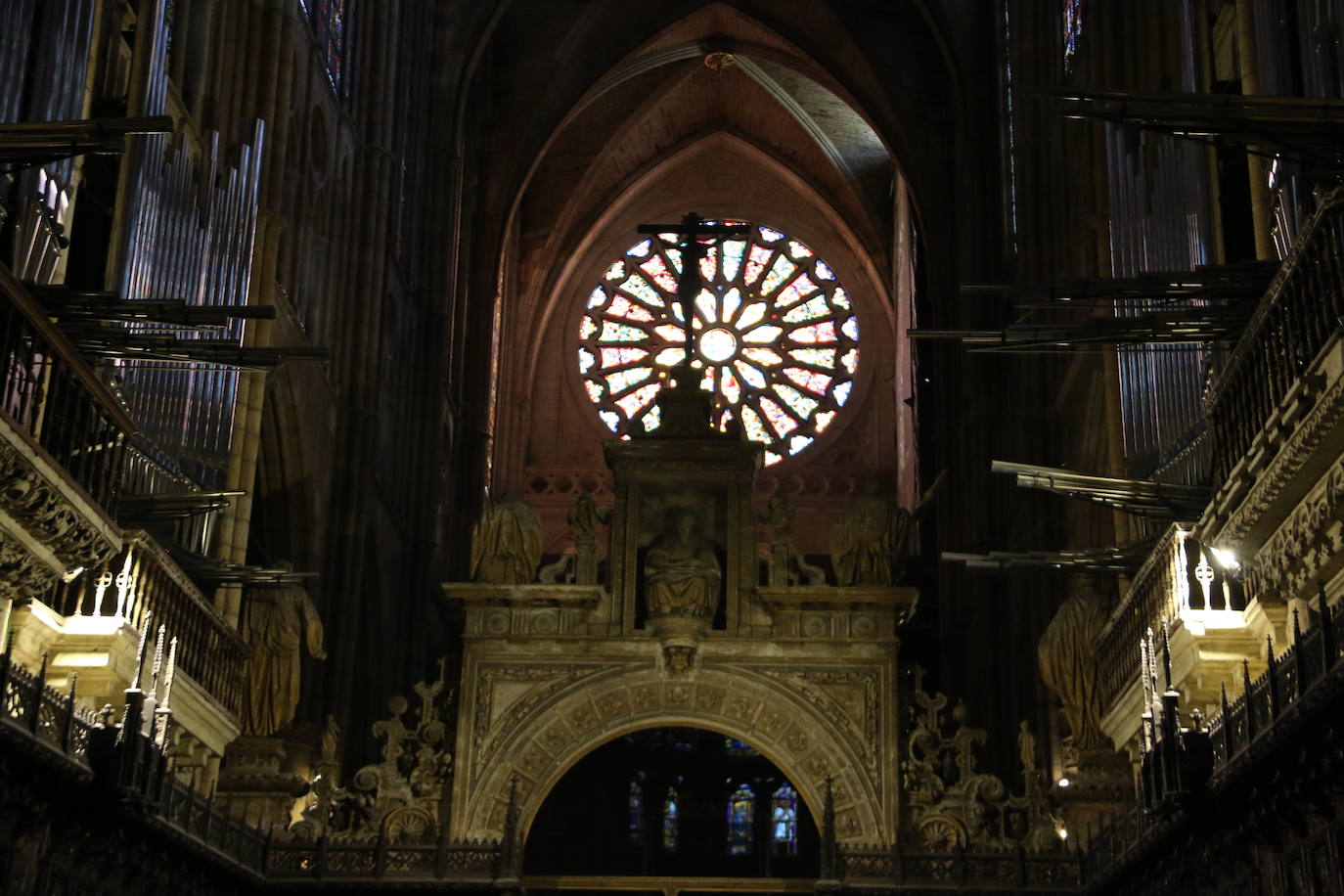 El 'Ciclo Internacional de Órgano Catedral de León' ha clausurado este sábado su primera edición con un concierto en el que la intérprete leonesa Sara Johnson ha completado el aforo permitido para deleitar a un público que ha llenado la asistencia