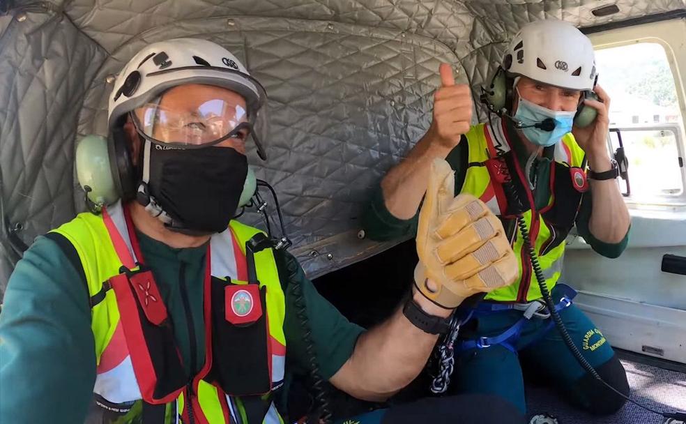 Dos miembros del GREIM después de un rescate en montaña.