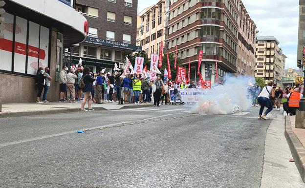 Galería. Ponferrada ha vivido este sábado una movilización con traca incluida ante la amenaza de despido de 400 empleados de la empresa LM.