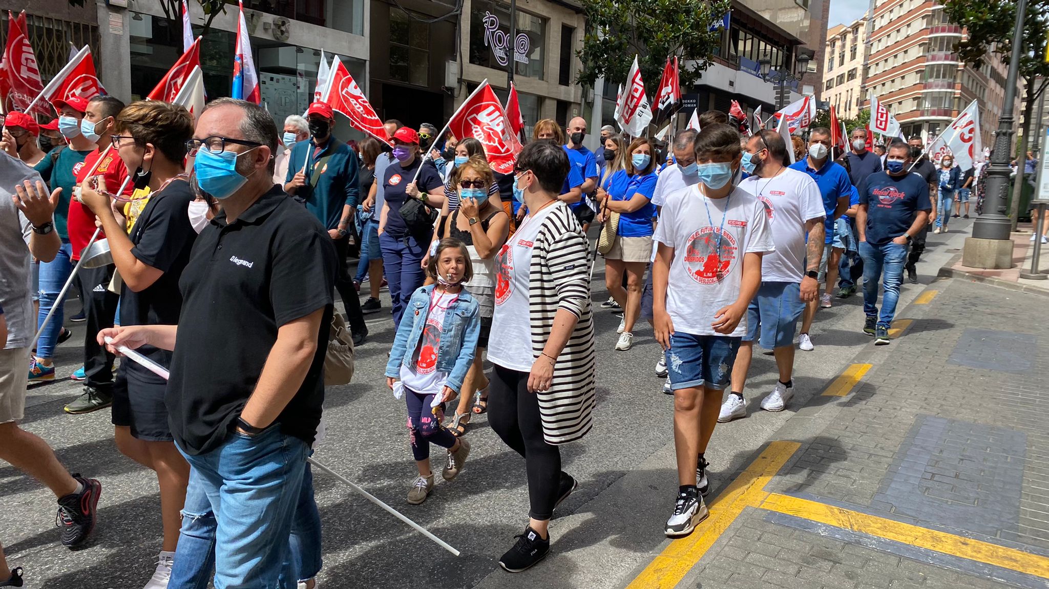 Más de 2.000 personas se han concentrado en contra de los 400 despidos en la empresa LM