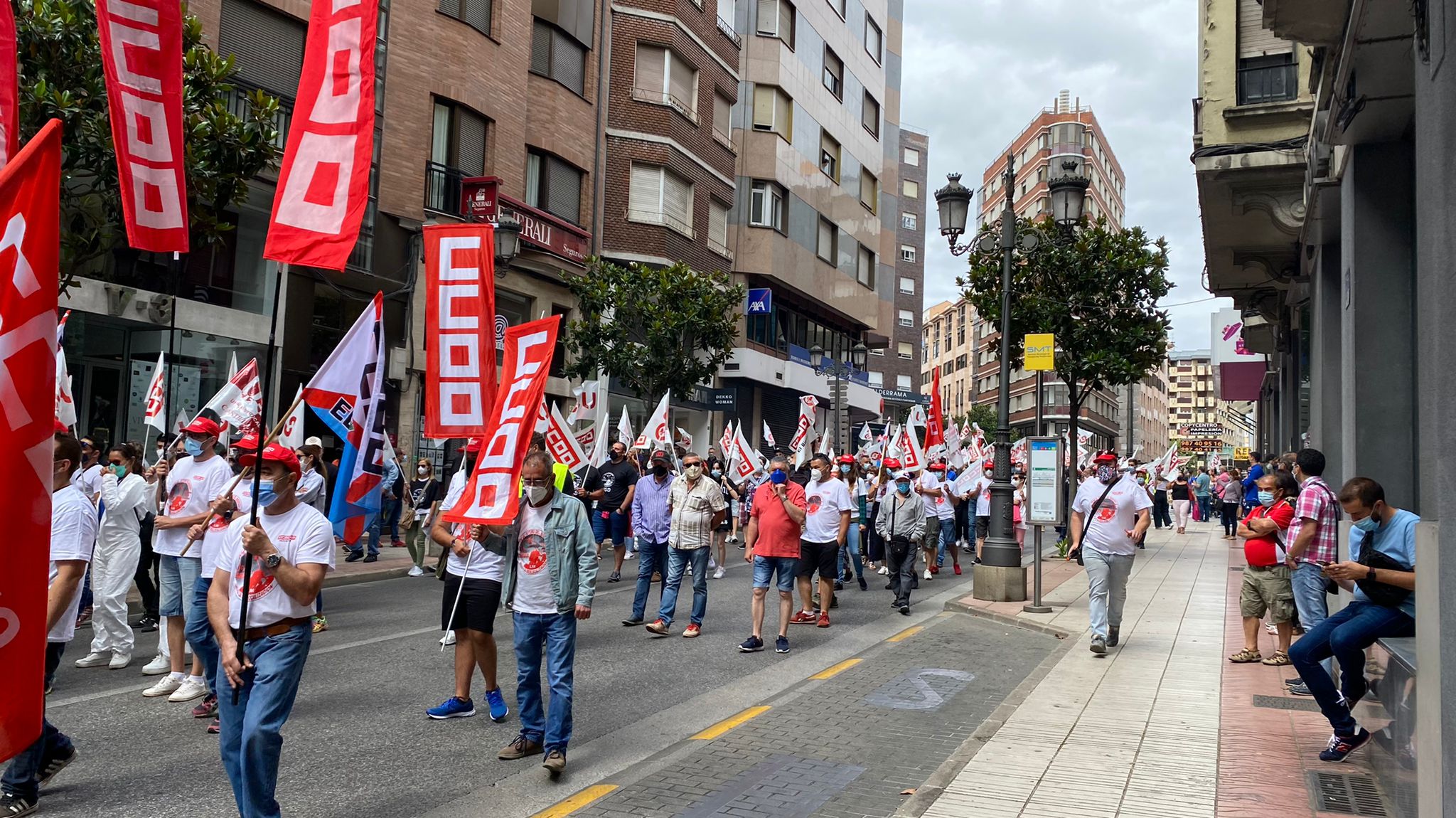 Más de 2.000 personas se han concentrado en contra de los 400 despidos en la empresa LM