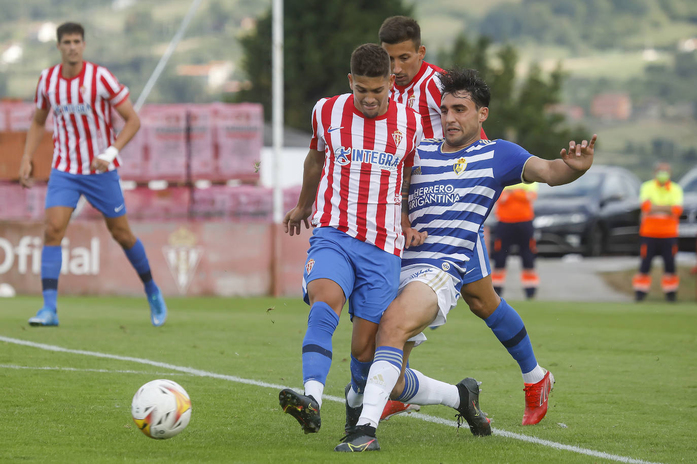 El conjunto berciano jugó una hora con un futbolista menos tras la expulsión de Yuri y cerró su partido en Asturias con derrota.