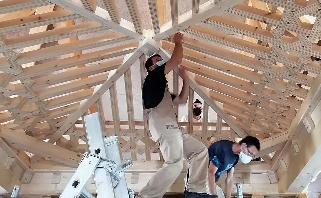 Imagen del nuevo pórtico entregado a Valcabado del Páramo.