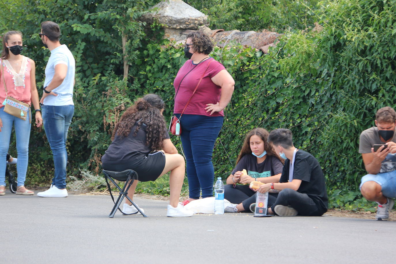 Los nervios en la cola de vacunación se han desatado entre los cientos de personas que allí esperaban al no entender que, además de los repescados, está previsto inocular otras 1.800 segundas dosis que contaban con cita.