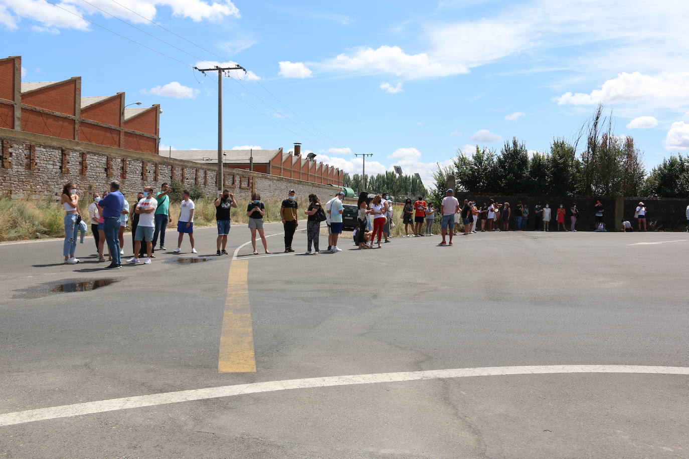 Los nervios en la cola de vacunación se han desatado entre los cientos de personas que allí esperaban al no entender que, además de los repescados, está previsto inocular otras 1.800 segundas dosis que contaban con cita.