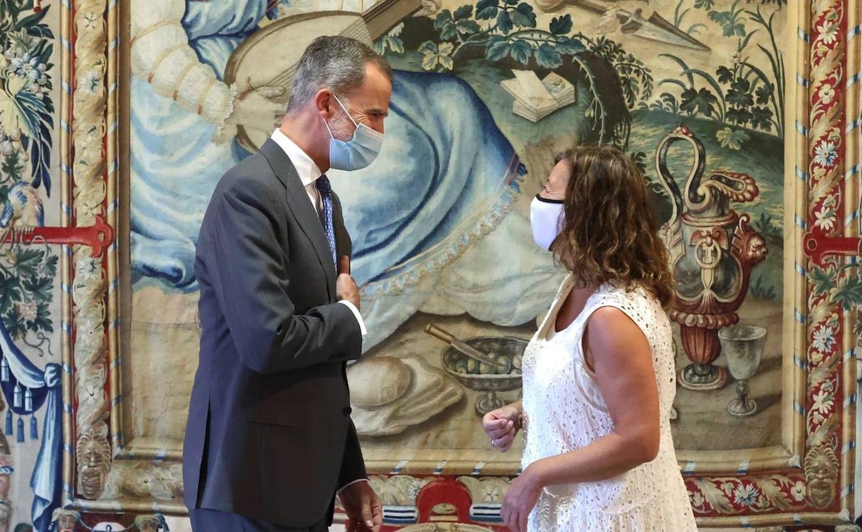 El rey Felipe VI saluda a la presidenta de las Islas Baleares, Francina Armengol.