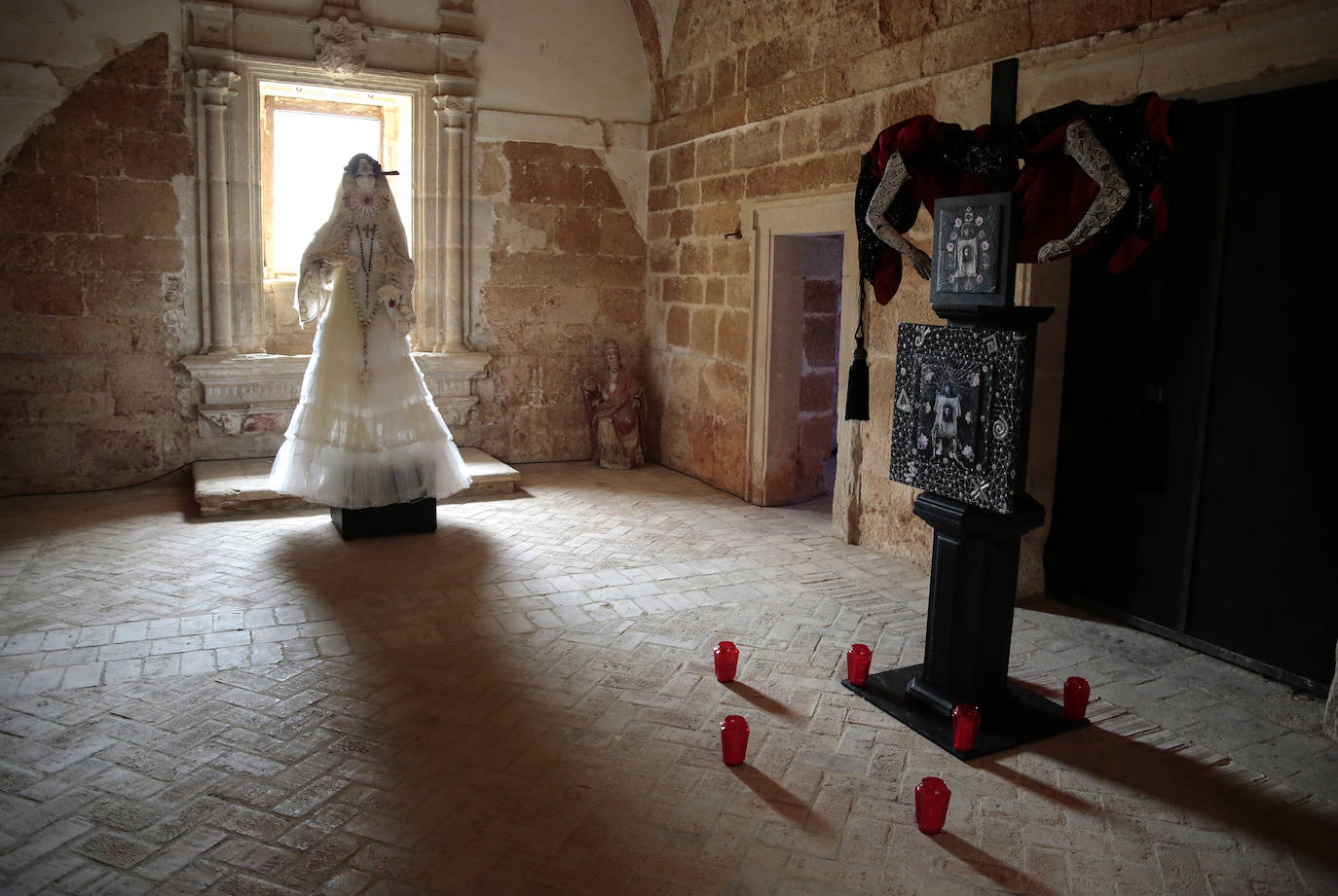 El presidente de la Diputación de León, Eduardo Morán, presenta la exposición 'Palimpsestos Creativos' ubicada en el Monasterio de Sandoval.