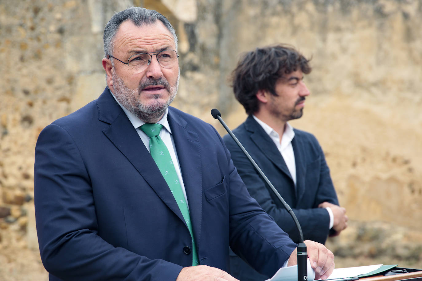 El presidente de la Diputación de León, Eduardo Morán, presenta la exposición 'Palimpsestos Creativos' ubicada en el Monasterio de Sandoval.