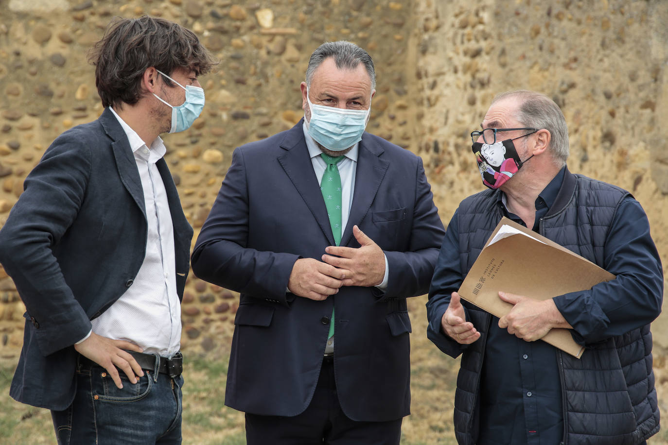 El presidente de la Diputación de León, Eduardo Morán, presenta la exposición 'Palimpsestos Creativos' ubicada en el Monasterio de Sandoval.