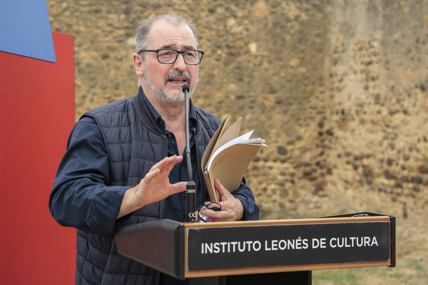 El presidente de la Diputación de León, Eduardo Morán, presenta la exposición 'Palimpsestos Creativos' ubicada en el Monasterio de Sandoval.