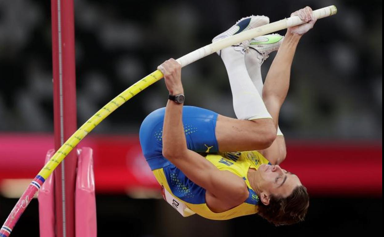 Armand Duplantis, durante el concurso de pértiga. 