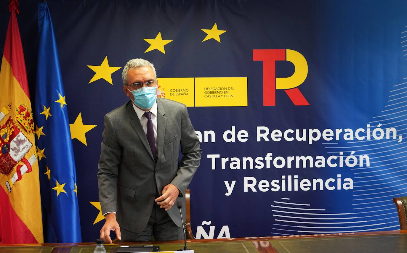 El delegado de Gobierno Javier Izquierdo presenta e del Plan de Recuperación Transformación y Resiliencia.