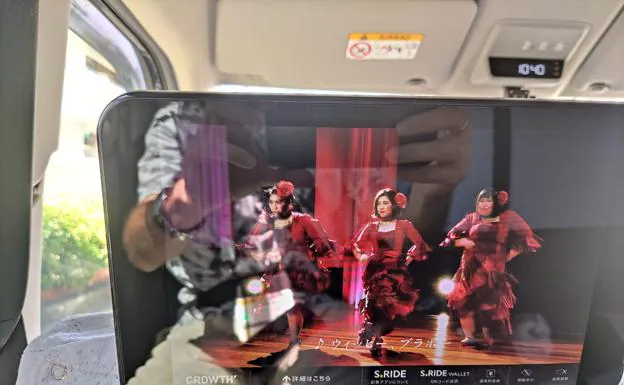 Imagen de un anuncio en la pantalla de un taxi en Tokio.