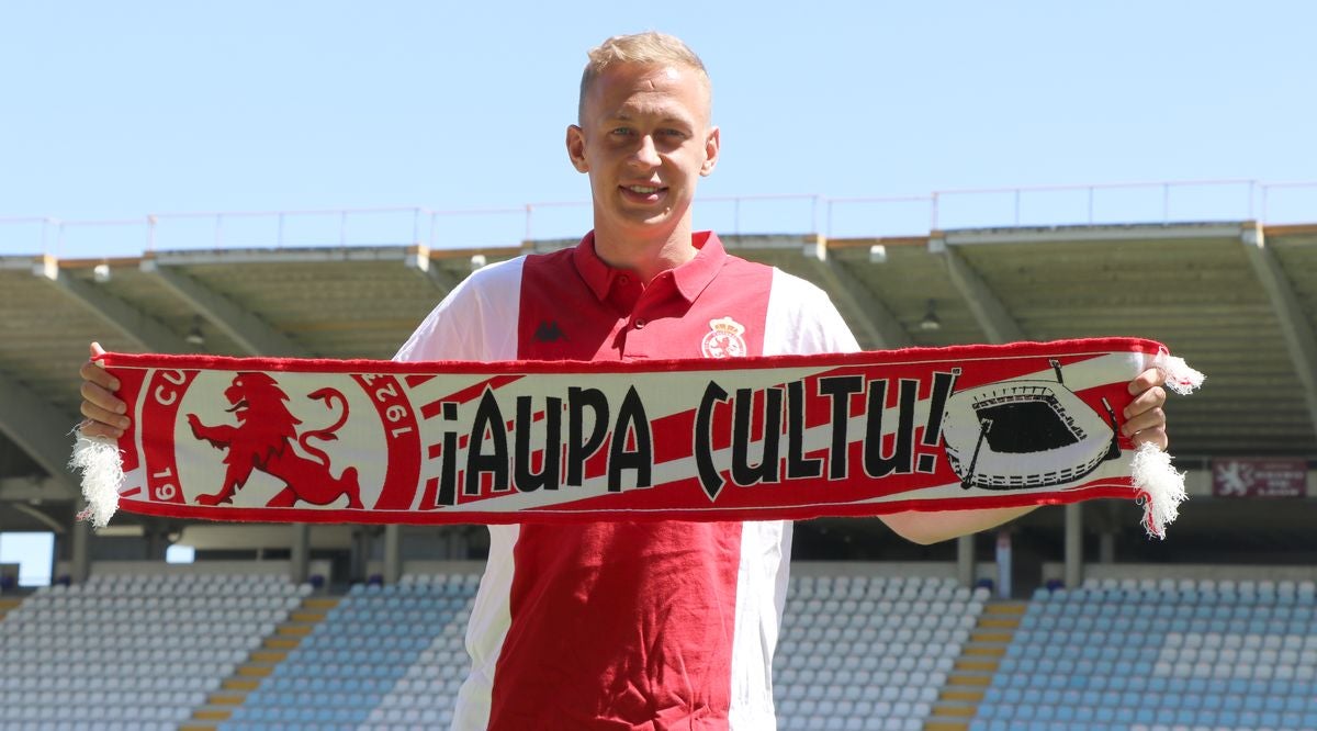 El delantero ruso ha sido presentado como nuevo jugador de la Cultural, club por el que firma por una temporada más otra opcional