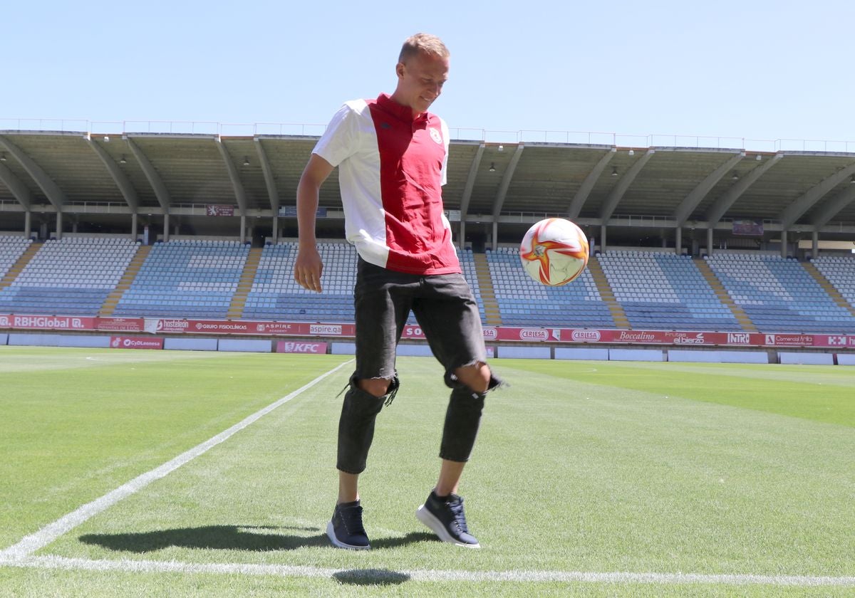 El delantero ruso ha sido presentado como nuevo jugador de la Cultural, club por el que firma por una temporada más otra opcional