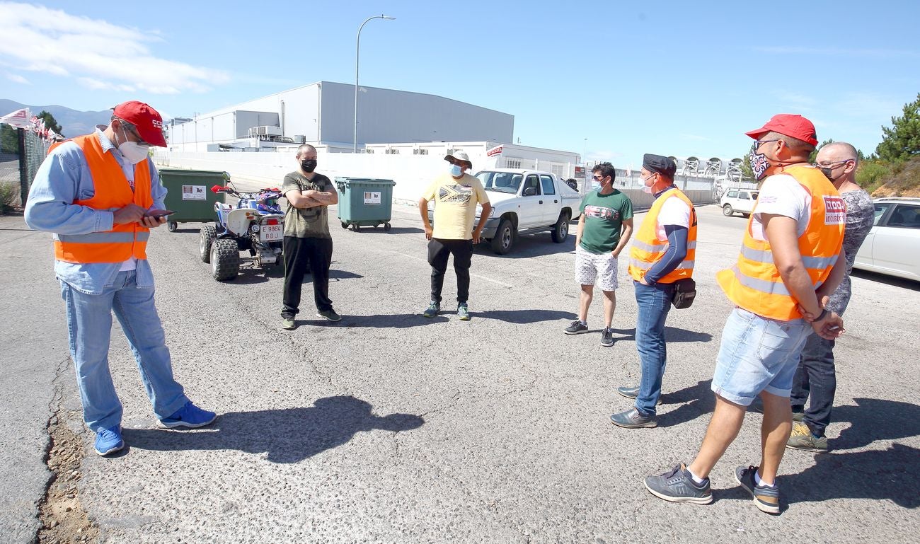 Segunda jornada de huelga general en la factoría LM de Ponferrada. En las imágenes, trabajadores de a factoría montan guardia a sus puertas. 