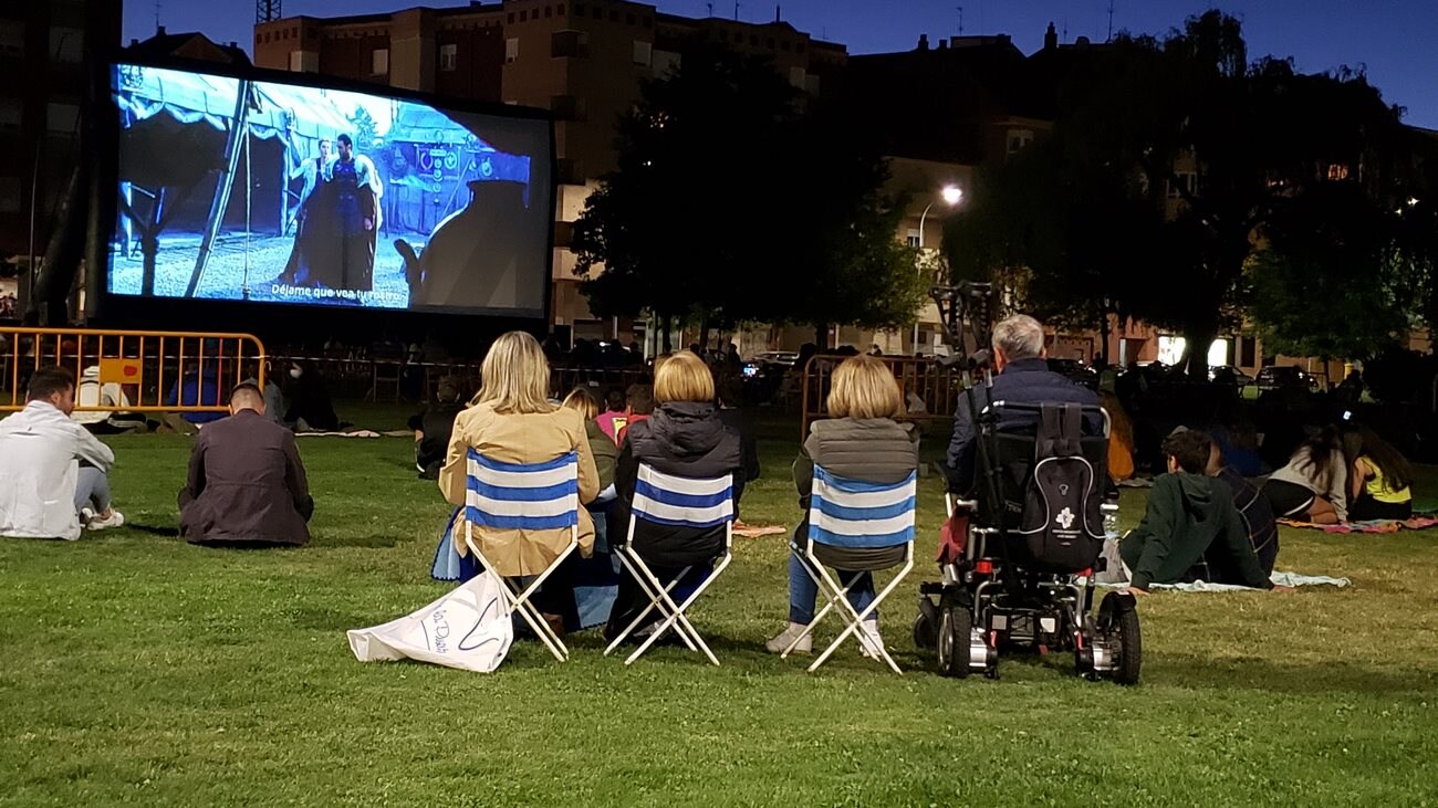 El cine de verano se ha convertido en todo un clásico en la capital durante los meses de julio, agosto y septiembre. Cada jueves, fieles a la cita, decenas de leoneses se han dado cita en La Palomera para poder ver clásicos de la pantalla grande. En esta ocasión, Gladiator.