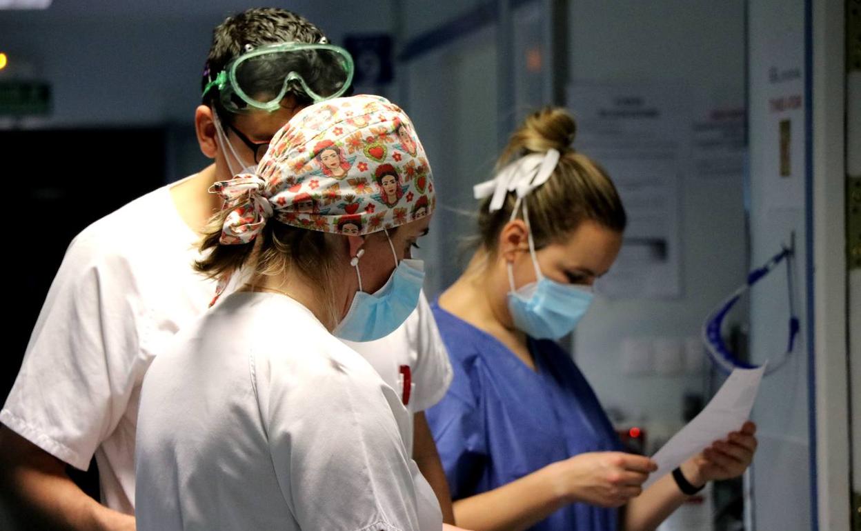 Un grupo de snitarios controla los pacientes de una UCI. 