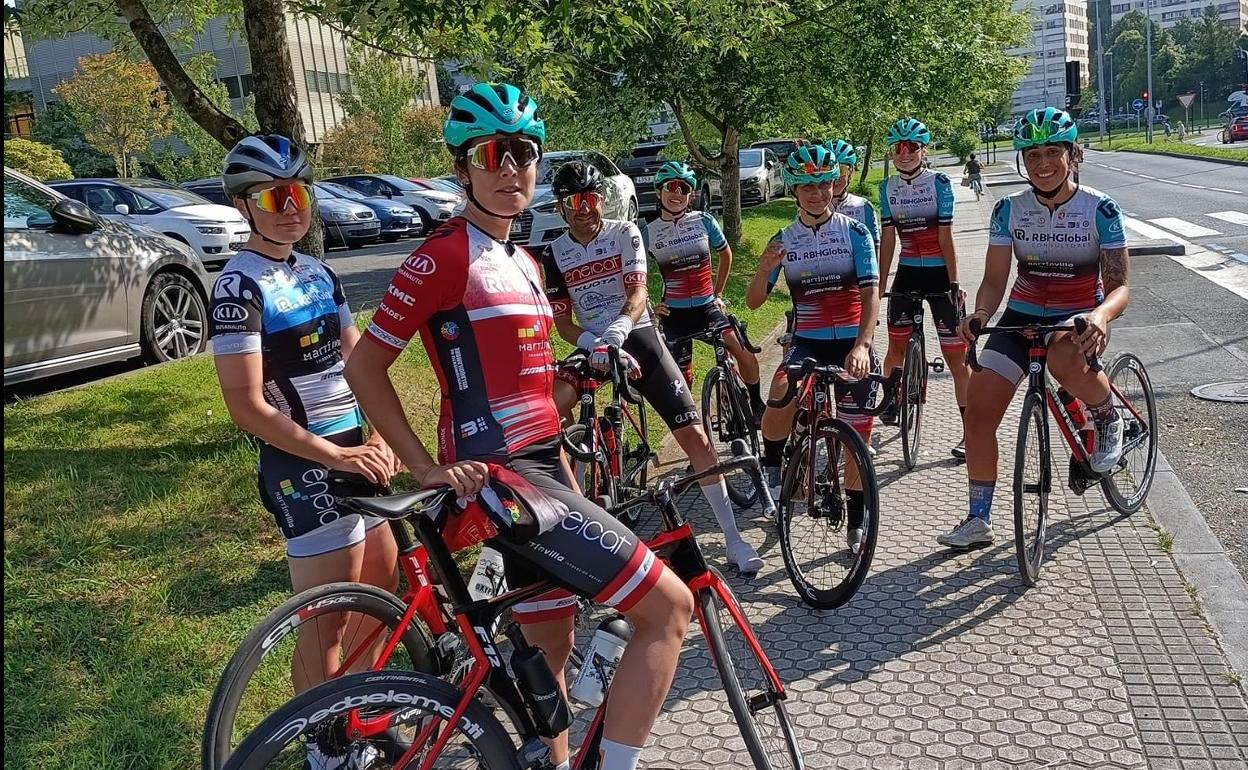 Ciclistas del Eneicat RBH Global en San Sebastián.