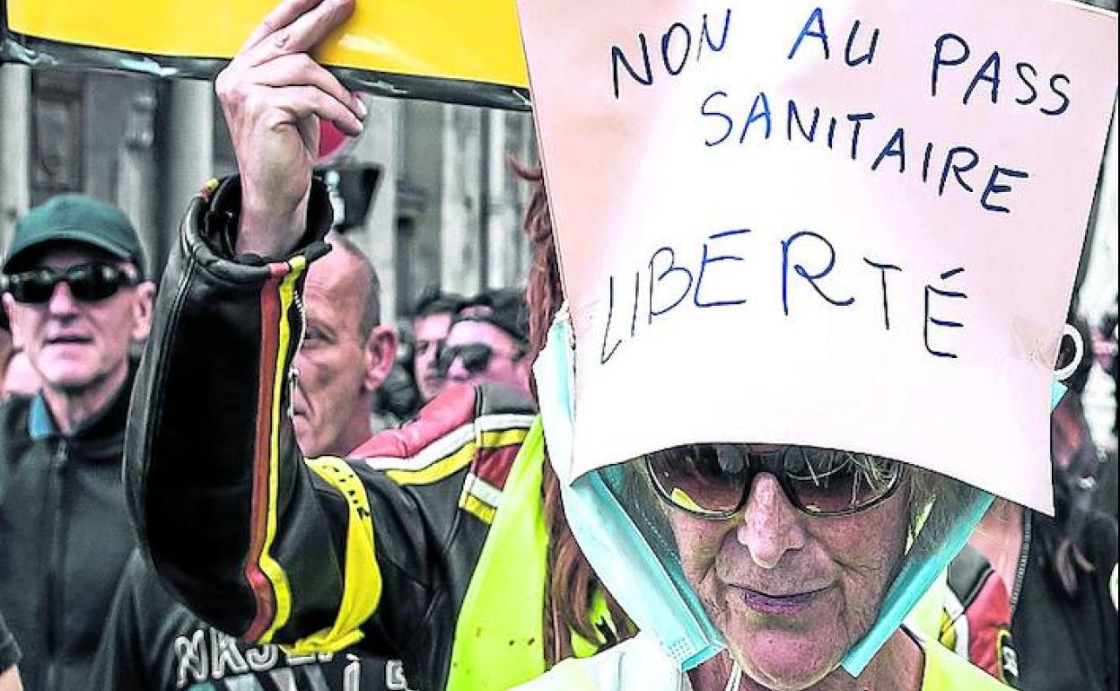 Protesta contra el pasaporte covid en París.