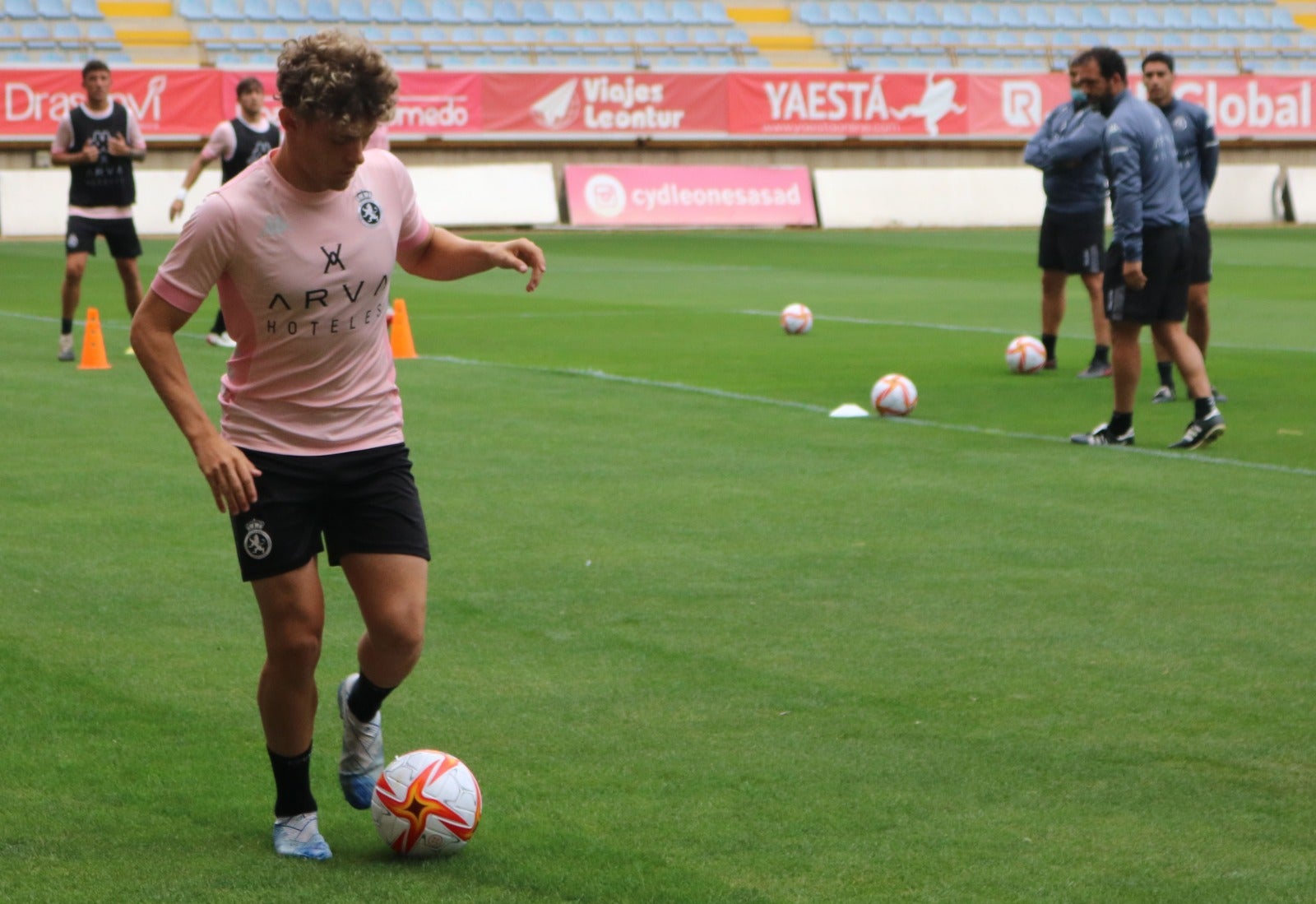 El conjunto leonés ha entrenado por primera vez en el estadio capitalino superado el ecuador de la pretemporada.