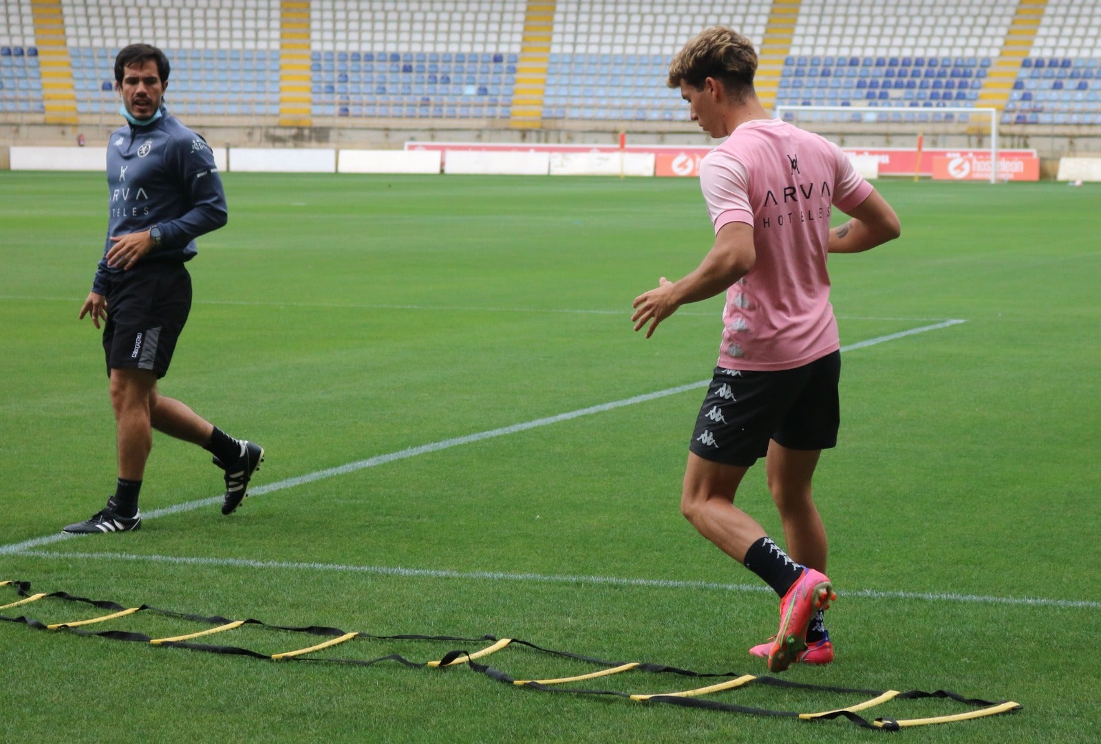 El conjunto leonés ha entrenado por primera vez en el estadio capitalino superado el ecuador de la pretemporada.