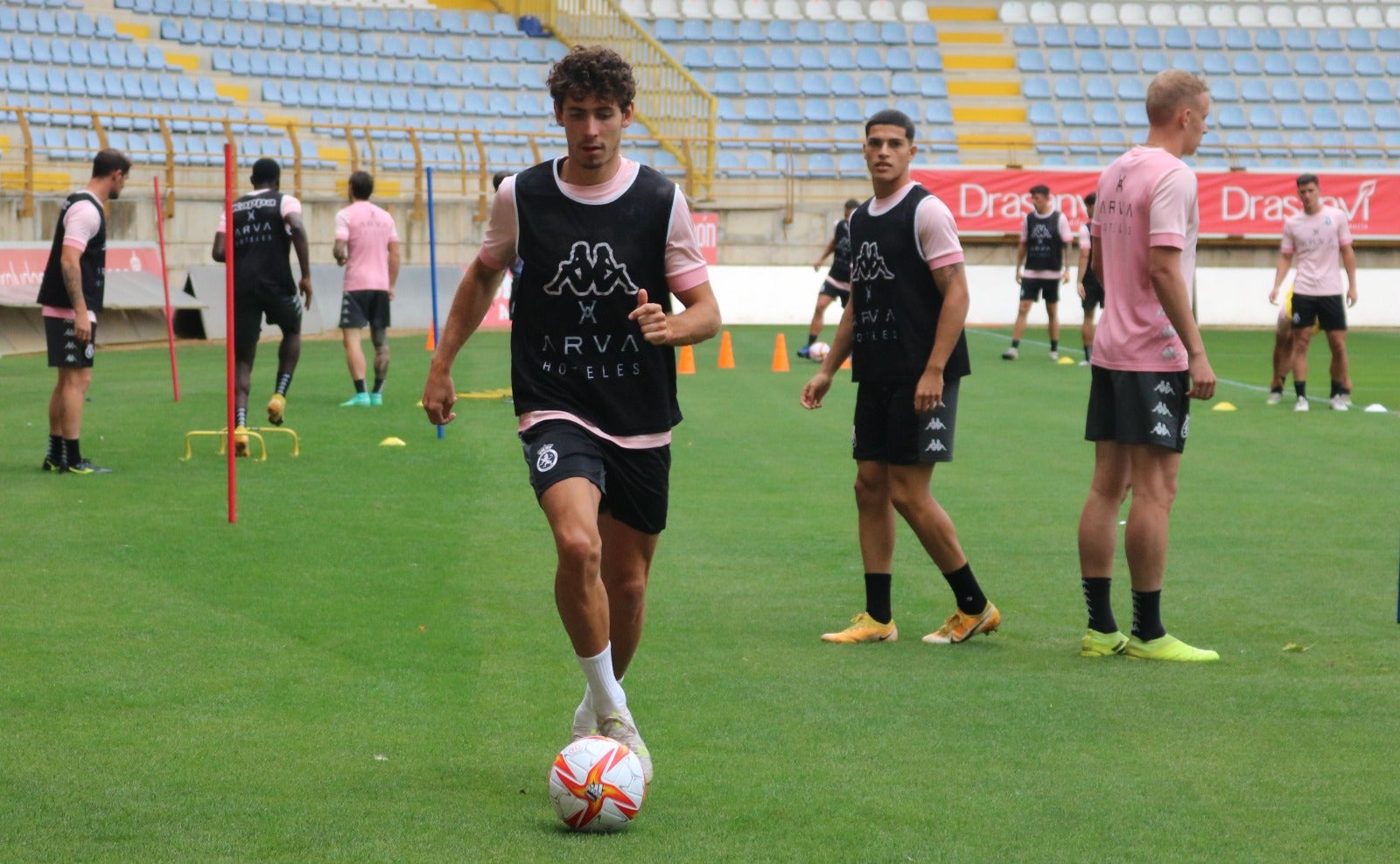 El conjunto leonés ha entrenado por primera vez en el estadio capitalino superado el ecuador de la pretemporada.
