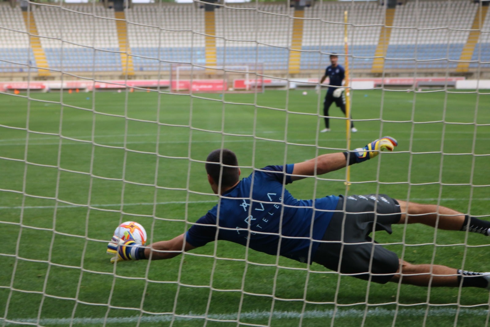 El conjunto leonés ha entrenado por primera vez en el estadio capitalino superado el ecuador de la pretemporada.