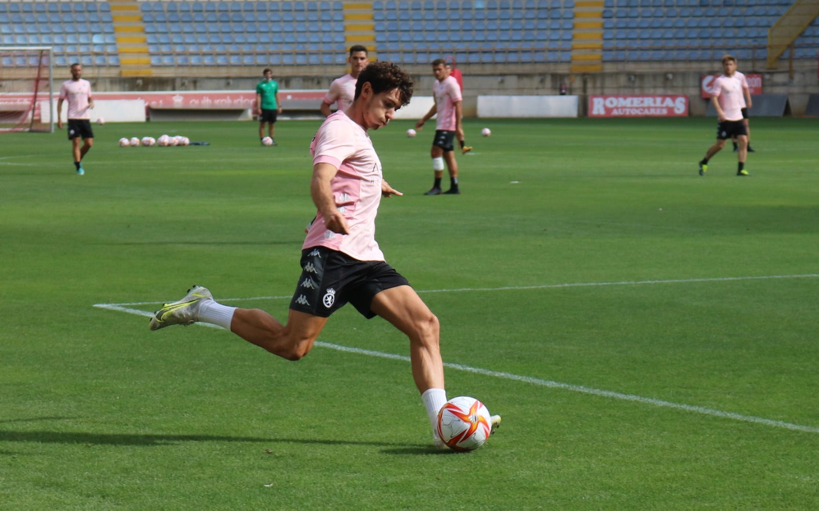 El conjunto leonés ha entrenado por primera vez en el estadio capitalino superado el ecuador de la pretemporada.