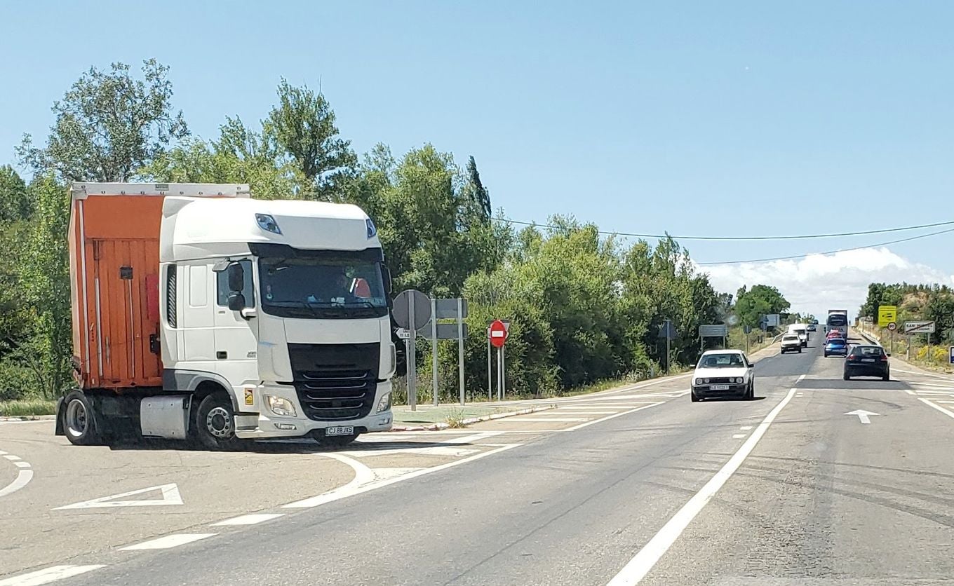 El paso de vehículos pesados provoca situaciones comprometidas en la zona. 