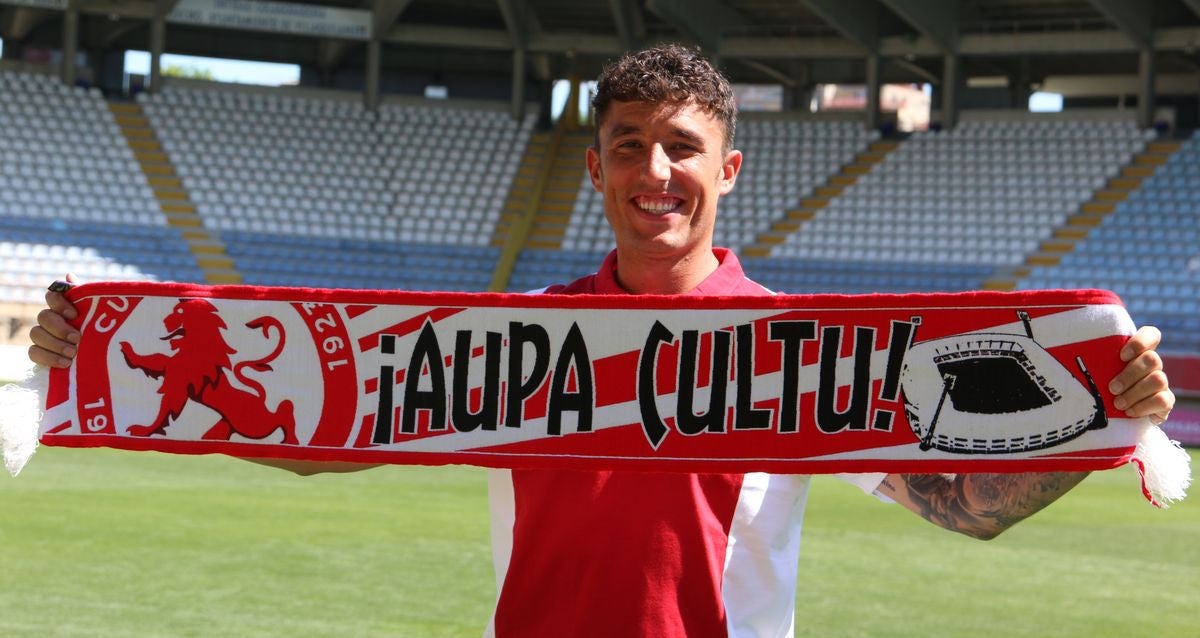 El centrocampista vasco ha sido presentado este viernes como nuevo jugador de la Cultural.