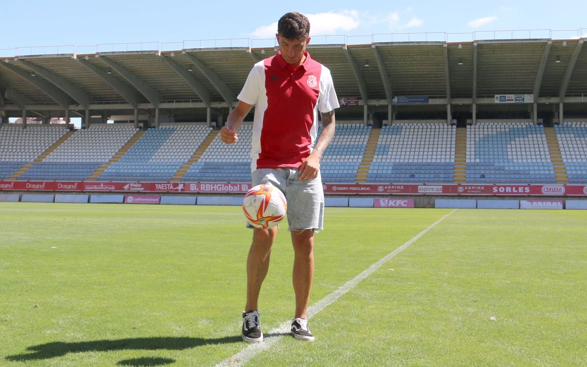 El centrocampista vasco ha sido presentado este viernes como nuevo jugador de la Cultural.