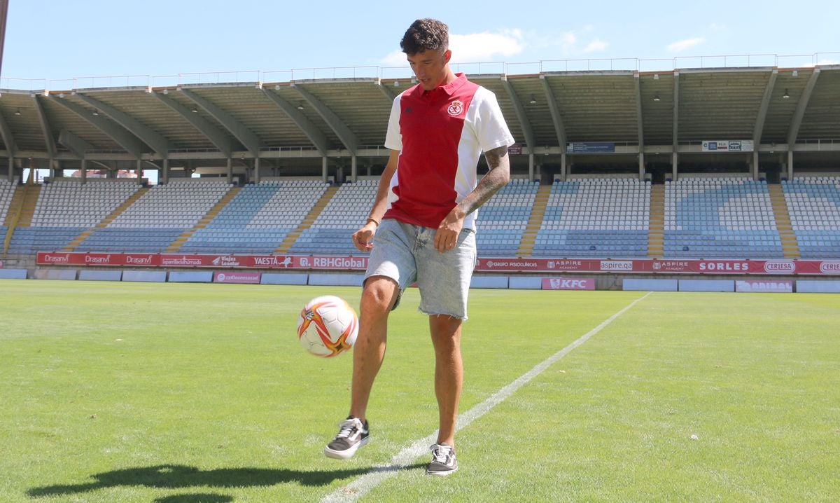 El centrocampista vasco ha sido presentado este viernes como nuevo jugador de la Cultural.
