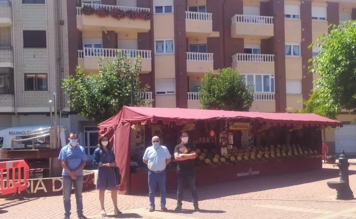 La alcadesa visita los stands donde se celebrará la feria