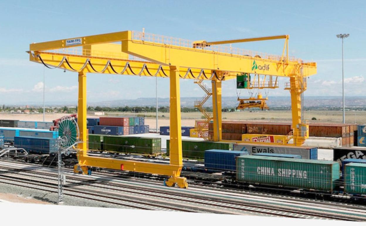 Imagen de una plataforma logística ferroviaria de Adif. 