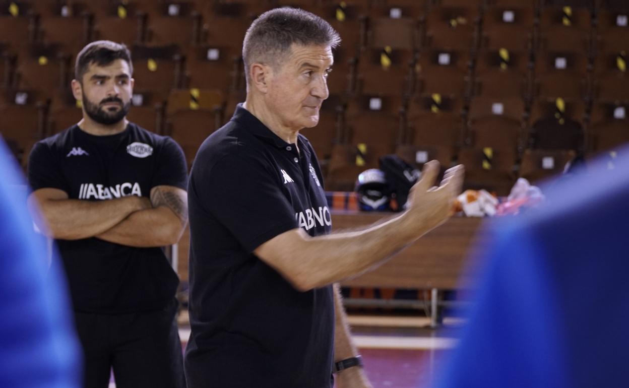 Manolo Cadenas, en el entrenamiento de este jueves con el Abanca Ademar.