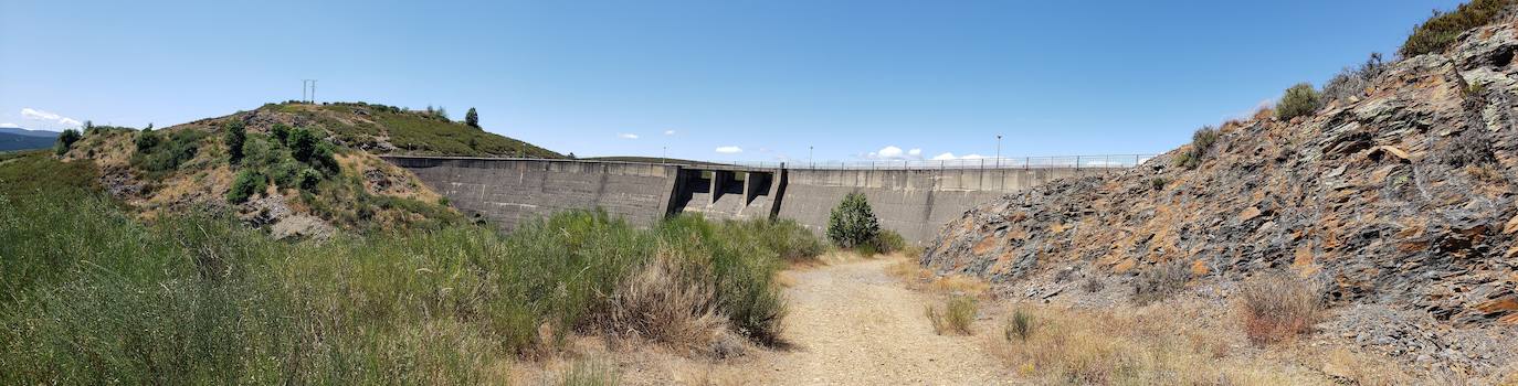 Hace más de 25 años que un enorme muro de hormigón de 38 metros de altura saluda cada mañana a los 28 vecinos de la localidad de Villagatón | La presa nunca se ha llenado aunque la previsión es que en diciembre de este mismo año se cierren sus compuertas y comience a almacenar agua. 