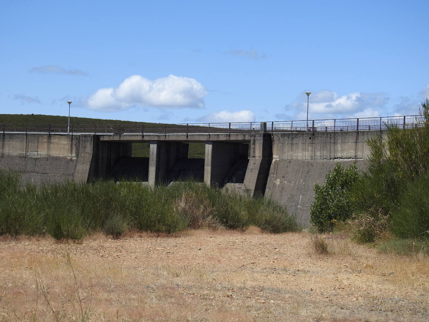 Hace más de 25 años que un enorme muro de hormigón de 38 metros de altura saluda cada mañana a los 28 vecinos de la localidad de Villagatón | La presa nunca se ha llenado aunque la previsión es que en diciembre de este mismo año se cierren sus compuertas y comience a almacenar agua. 