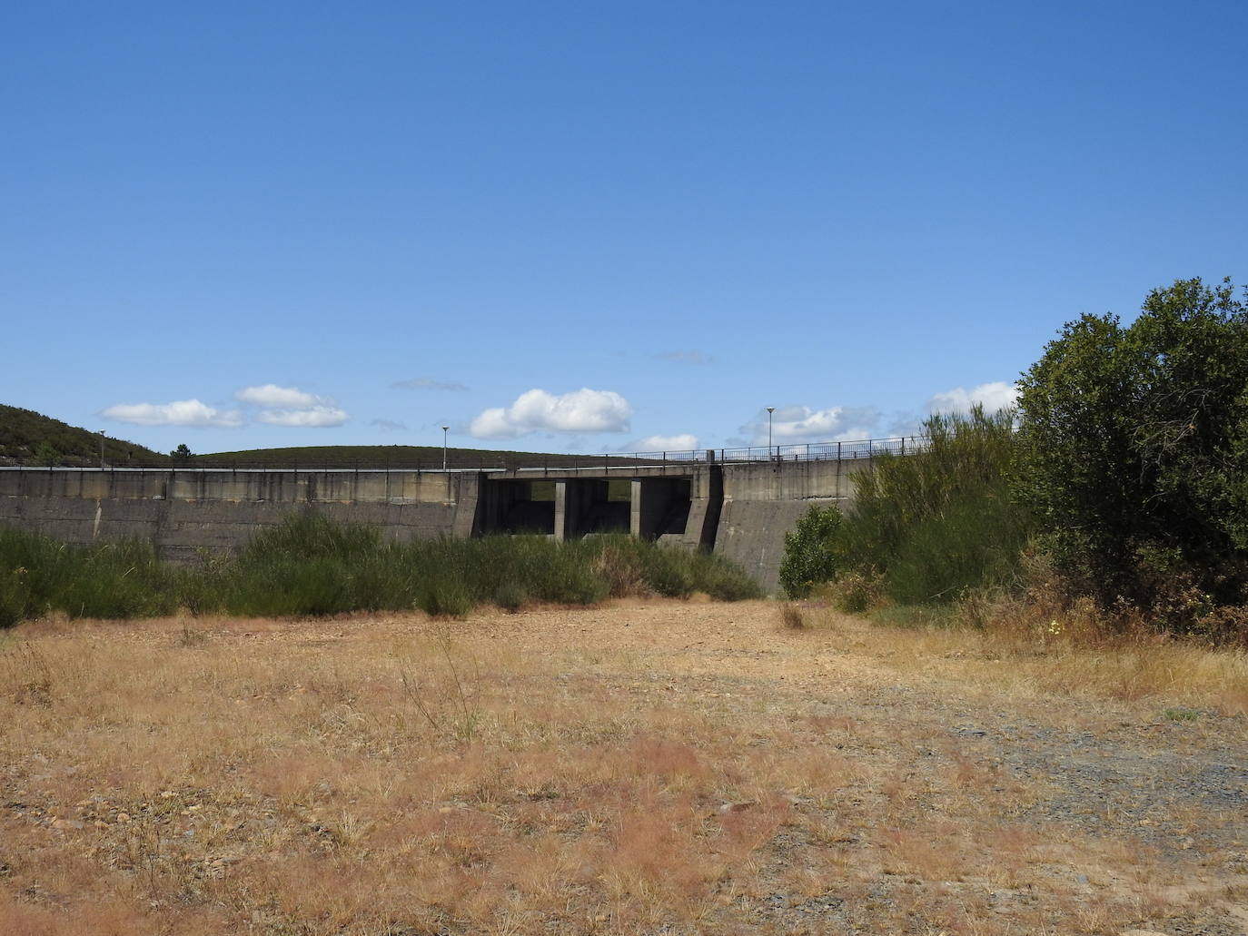 Hace más de 25 años que un enorme muro de hormigón de 38 metros de altura saluda cada mañana a los 28 vecinos de la localidad de Villagatón | La presa nunca se ha llenado aunque la previsión es que en diciembre de este mismo año se cierren sus compuertas y comience a almacenar agua. 