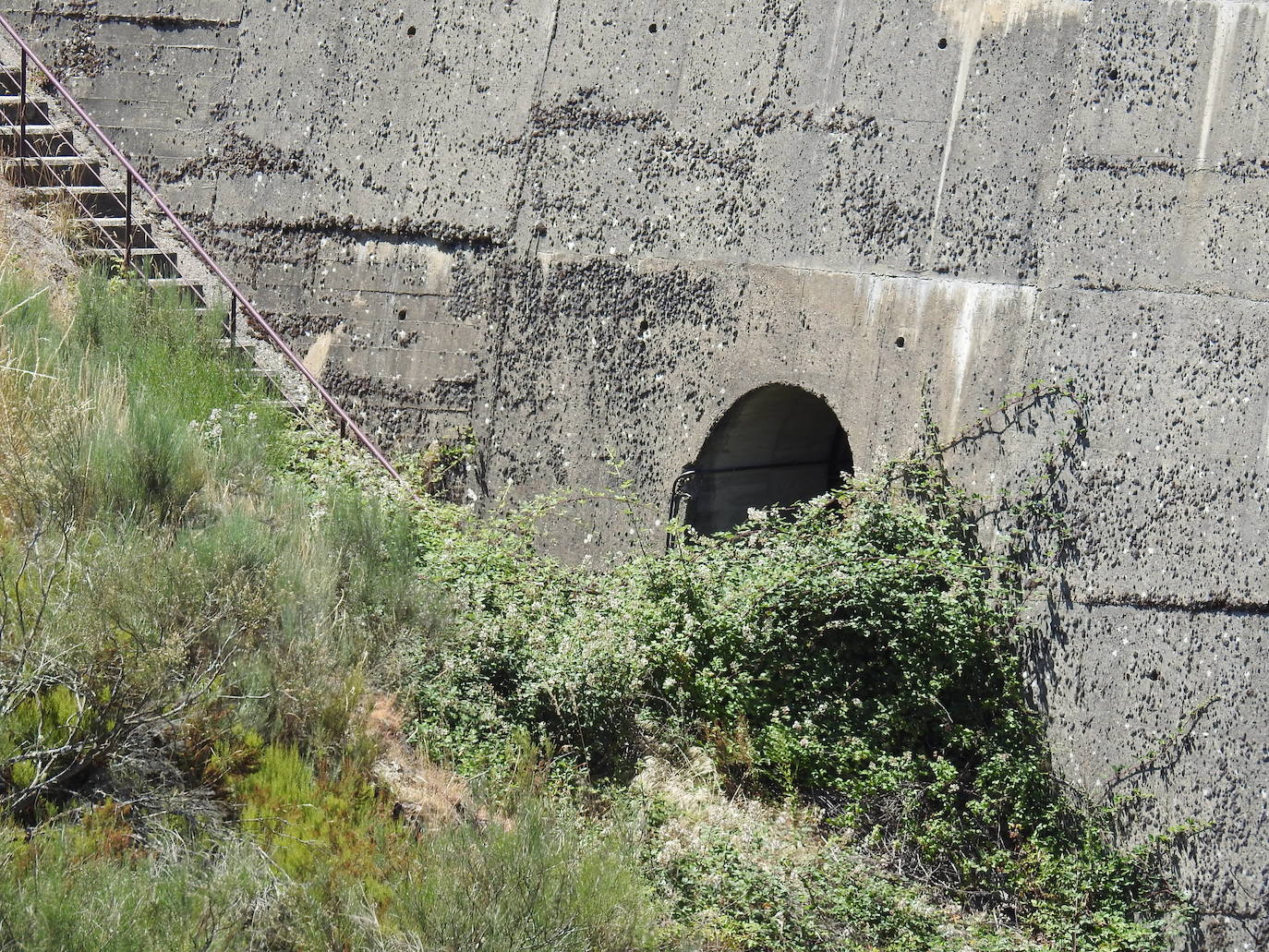 Hace más de 25 años que un enorme muro de hormigón de 38 metros de altura saluda cada mañana a los 28 vecinos de la localidad de Villagatón | La presa nunca se ha llenado aunque la previsión es que en diciembre de este mismo año se cierren sus compuertas y comience a almacenar agua. 