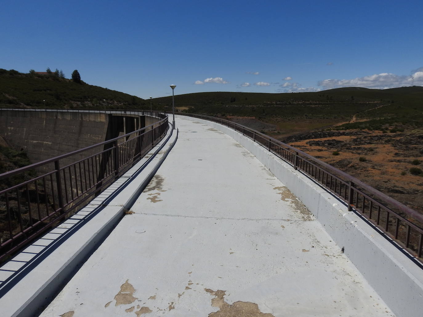 Hace más de 25 años que un enorme muro de hormigón de 38 metros de altura saluda cada mañana a los 28 vecinos de la localidad de Villagatón | La presa nunca se ha llenado aunque la previsión es que en diciembre de este mismo año se cierren sus compuertas y comience a almacenar agua. 